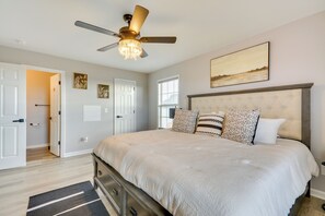 2 bedrooms, desk, iron/ironing board, internet - Easy Access to Dtwn: High Point Condo (High Point)