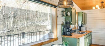 Mtn-View Haven w/ Hot Tub: 9 Mi to Dtwn Bailey