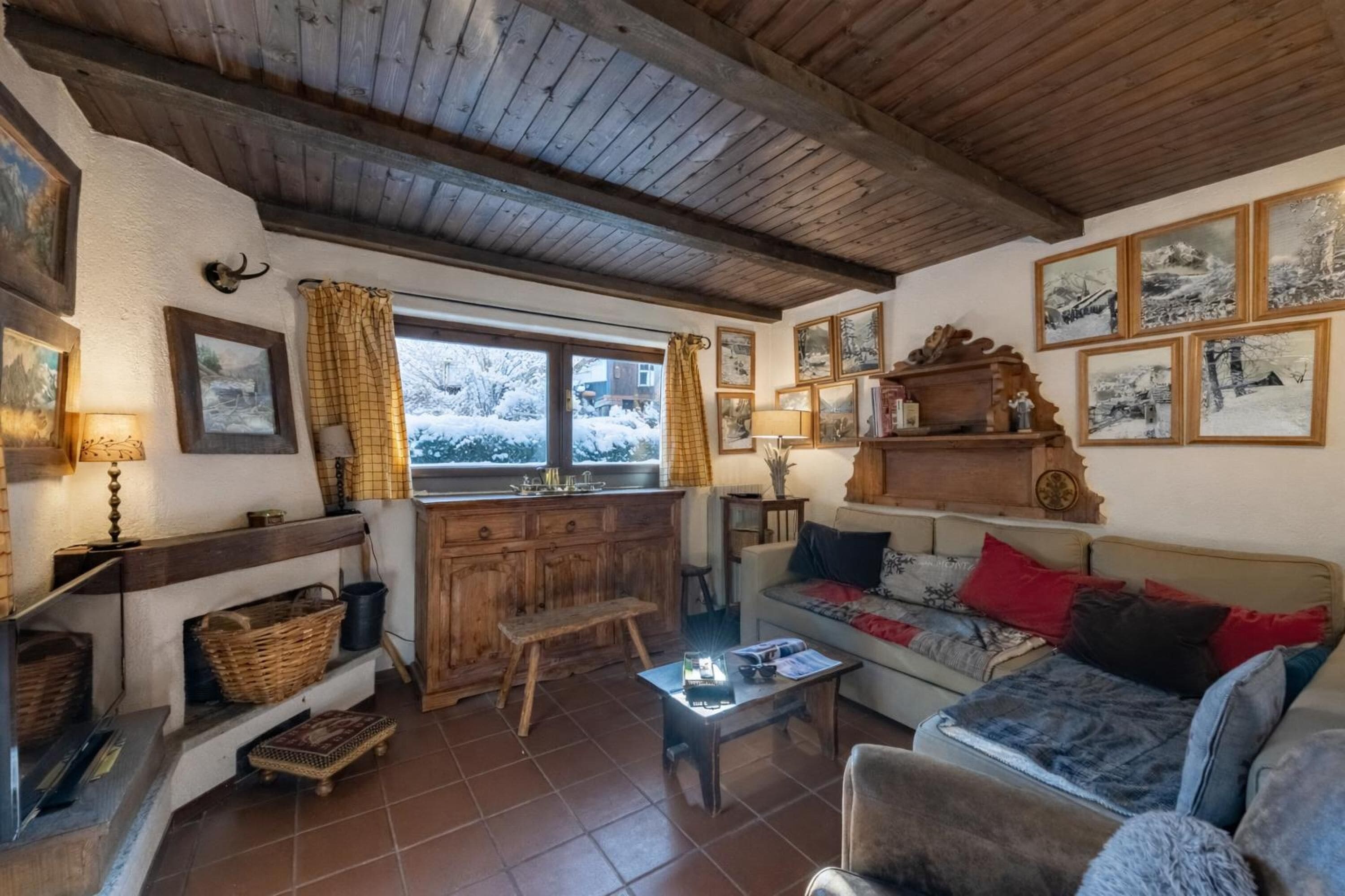 Standard Apartment, Multiple Bedrooms, 2 Bathrooms (Lovely Apartment In Courmayeur) | Living room