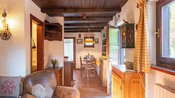 Standard Apartment, Multiple Bedrooms, 2 Bathrooms (Lovely Apartment In Courmayeur) | Living room