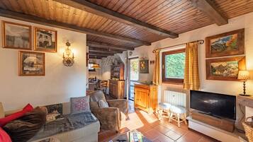 Standard Apartment, Multiple Bedrooms, 2 Bathrooms (Lovely Apartment In Courmayeur) | Living area