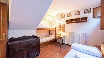 Standard-Apartment, 2 Schlafzimmer, 2 Bäder (Lovely Apartment In Courmayeur) | 2 Schlafzimmer, Bügeleisen/Bügelbrett, WLAN, Bettwäsche