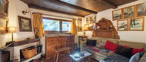 Standard Apartment, 2 Bedrooms, 2 Bathrooms (Lovely Apartment In Courmayeur) | Living room