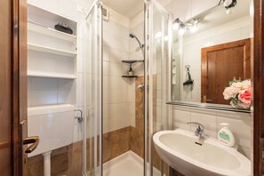 Standard Apartment, Multiple Bedrooms, 2 Bathrooms (Lovely Apartment In Courmayeur) | Bathroom | Combined shower/tub, hair dryer, bidet, towels - Lovely Apartment In Courmayeur (Courmayeur)