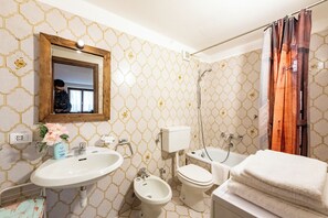 Ensemble douche/baignoire, sèche-cheveux, bidet, serviettes fournies