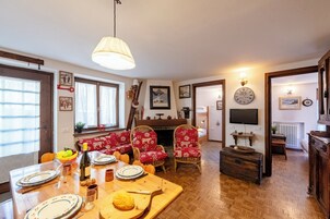 Standard Apartment, Multiple Bedrooms (Graceful Apartment In Courmayeur) | Dining room