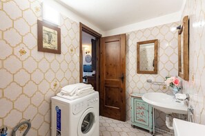 Ensemble douche/baignoire, sèche-cheveux, bidet, serviettes fournies