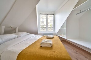 1 bedroom, desk, iron/ironing board, travel cot - Charming 1 Bedroom Apt in the Heart of Paris (6) (Paris)
