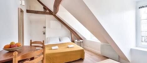 1 makuuhuone, työpöytä, silitysrauta/-lauta, vauvan matkasänky