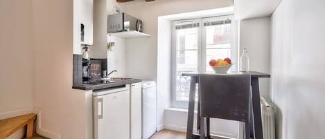 Kjøleskap, mikrobølgeovn, kokeplater og kaffetrakter/tekoker