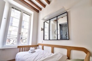 Iron/ironing board, travel cot, WiFi, bed sheets - Cute and New Studio Duplex in the Heart of Paris (Paris)
