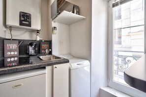 Fridge, microwave, stovetop, coffee/tea maker - Cute and New Studio Duplex in the Heart of Paris (Paris)