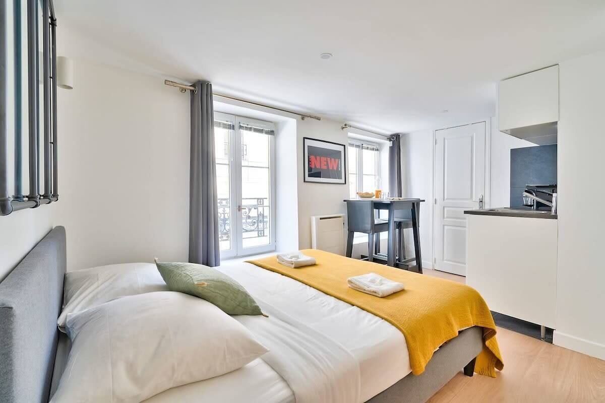 Een strijkplank/strijkijzer, reisbedje, wifi, beddengoed