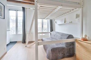 Offices - Pretty Mezzanine Studio in the Heart of Paris (2F) (Paris)