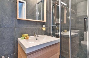 Shower, hair dryer, towels - Pretty Mezzanine Studio in the Heart of Paris (2F) (Paris)