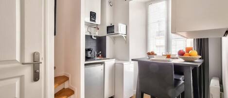 Fridge, microwave, stovetop, coffee/tea maker