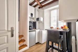 Fridge, microwave, stovetop, coffee/tea maker - Charming Duplex Studio in the heart of Paris (Paris)