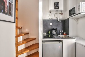 Fridge, microwave, stovetop, coffee/tea maker - Charming Duplex Studio in the heart of Paris (Paris)