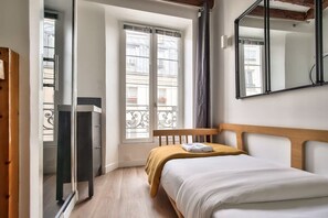 1 bedroom, iron/ironing board, WiFi, bed sheets - Charming Duplex Studio in the heart of Paris (Paris)