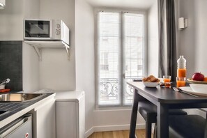 Refrigerador, microondas, placa de cocina, cafetera/tetera