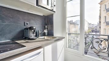 Een koelkast, een microgolfoven, een kookplaat