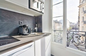 Fridge, microwave, stovetop, coffee/tea maker - Stylish Mezzanine Studio in the Heart of Paris 3F (Paris)