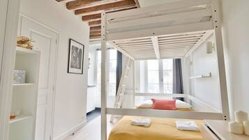 Een strijkplank/strijkijzer, reisbedje, wifi, beddengoed