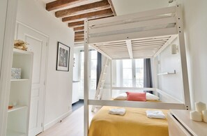 Iron/ironing board, travel cot, WiFi, bed sheets - Stylish Mezzanine Studio in the Heart of Paris 3F (Paris)
