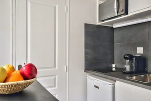 Fridge, microwave, stovetop, coffee/tea maker - Lovely Mezzanine Studio in the Heart of Paris (Paris)