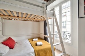 Een strijkplank/strijkijzer, wifi, beddengoed