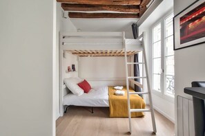 Iron/ironing board, WiFi, bed sheets - Lovely Mezzanine Studio in the Heart of Paris (Paris)