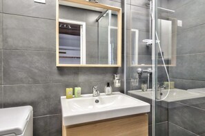 Een douche, een haardroger, handdoeken