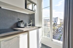 Fridge, microwave, stovetop, coffee/tea maker - NEW Mezzanine Studio in the Heart of Paris (4F) (Paris)