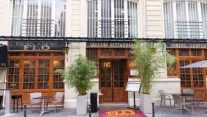 Rakennuksessa on kyltti, jossa lukee: ”TAVERNE RESTAURANT” ja ”DINERS SOUPS”.