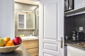 Fridge, microwave, stovetop, coffee/tea maker