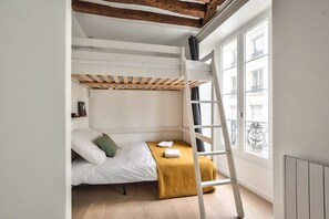 アイロン / アイロン台、旅行用ベビーベッド、WiFi、ベッドシーツ