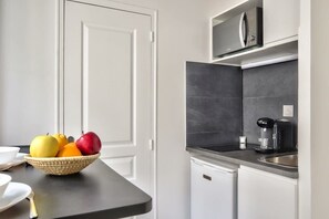 ثلاجة، ميكروويف، موقد طهي مسطح، ماكينة لصنع القهوة/الشاي