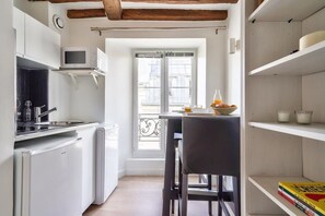 Fridge, microwave, stovetop, coffee/tea maker - New Cocoon Duplex for 2 in the Heart of Paris (5D) (Paris)