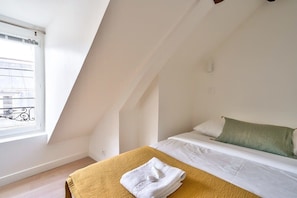 1 bedroom, iron/ironing board, WiFi, bed sheets - New Cocoon Duplex for 2 in the Heart of Paris (5D) (Paris)