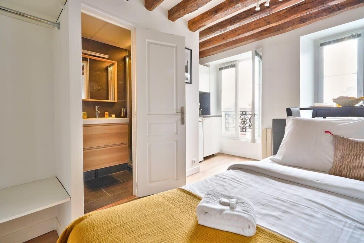 Fer et planche à repasser, lit parapluie, Wi-Fi, draps fournis