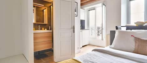 Fer et planche à repasser, lit parapluie, Wi-Fi, draps fournis