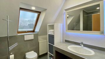 Douche, sĂšche-cheveux, serviettes fournies