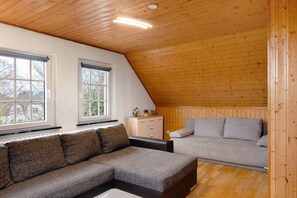 Living area - Apartment 'Stadtvilla' with Private Garden and Wi-Fi (Magdeburg)