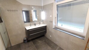 Regadera, secadora de cabello, toallas 