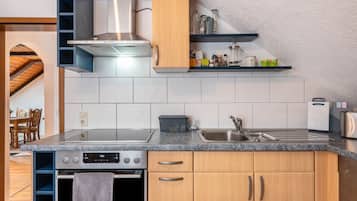 Fridge, oven, stovetop, dishwasher