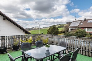 Outdoor dining - Apartment 'Zur Sonnenterrasse' with Mountain View, Shared Terrace and Wi-Fi (Schopfheim)