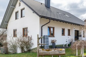 Exterior - Apartment 'Zur Sonnenterrasse' with Mountain View, Shared Terrace and Wi-Fi (Schopfheim)