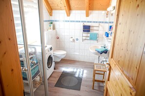 Regadera, secadora de cabello, toallas