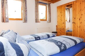 3 makuuhuonetta, silitysrauta/-lauta, ilmainen Wi-Fi, vuodevaatteet