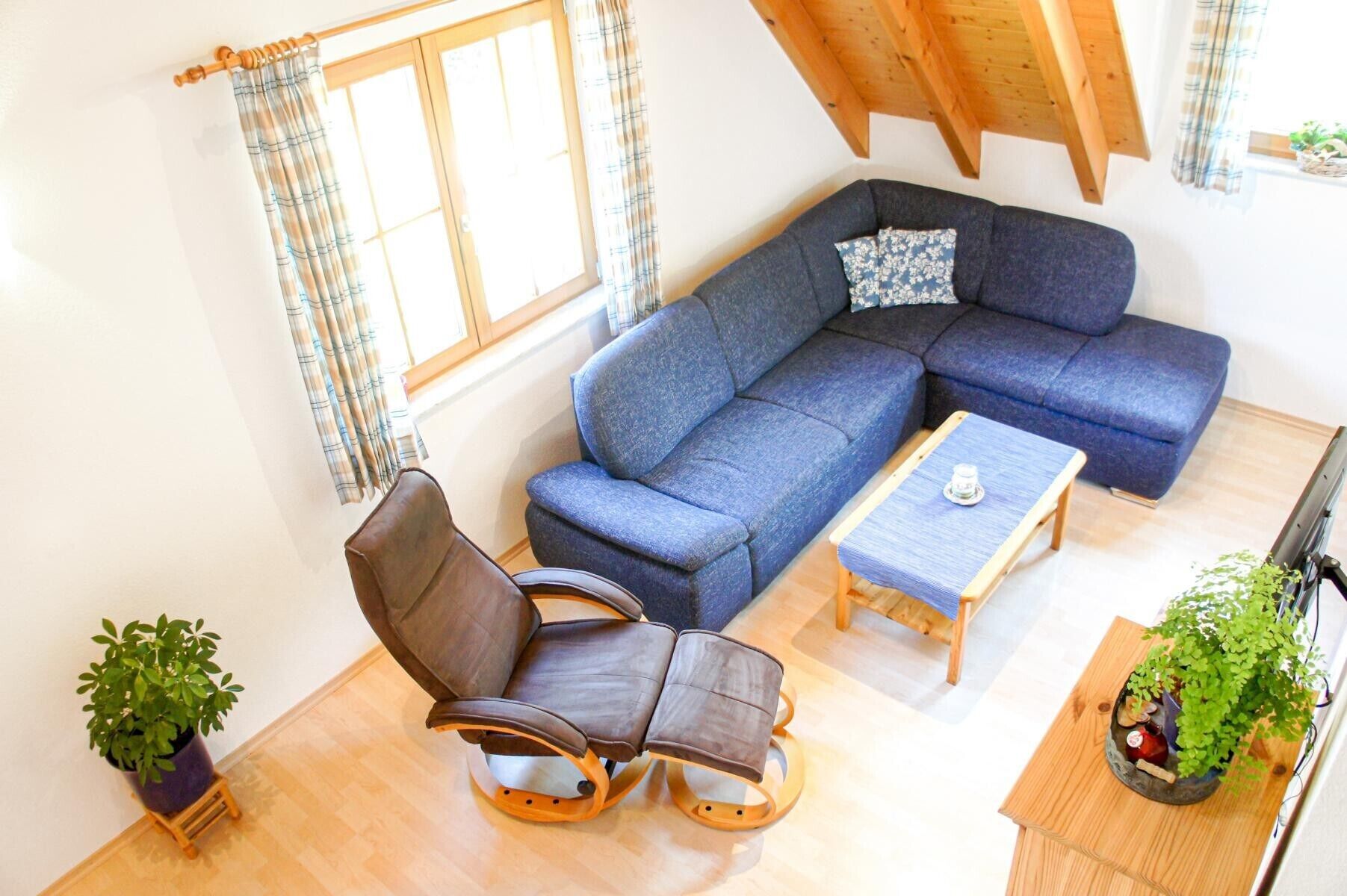 Fernseher, DVD-Player, Tischtennisplatte, Stereoanlage